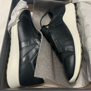 Ecco Flexure Runner II size european 40 which is size 9 to 9.5 USA. Brand NWT